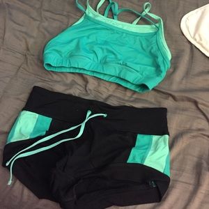 BUNDLE matching green f21 sports bra and spandex