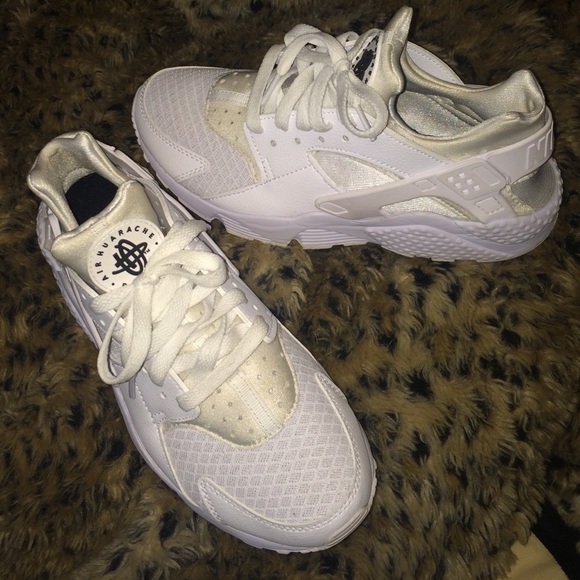 White Nike Haurache