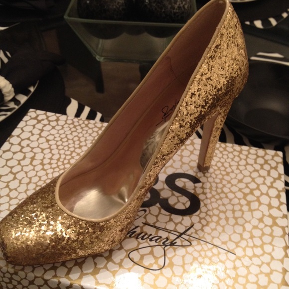 Gold glittery pumps