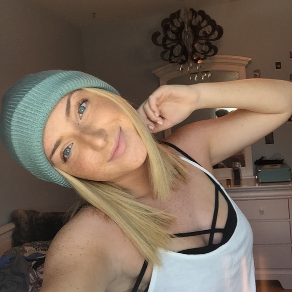Urban Outfitters beanie! - Picture 2 of 3