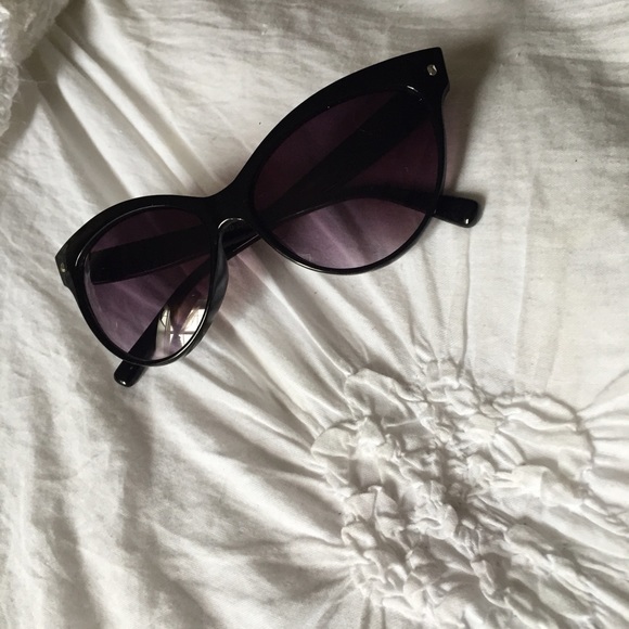 *SOLD* Oversized Cat Eye Sunnies