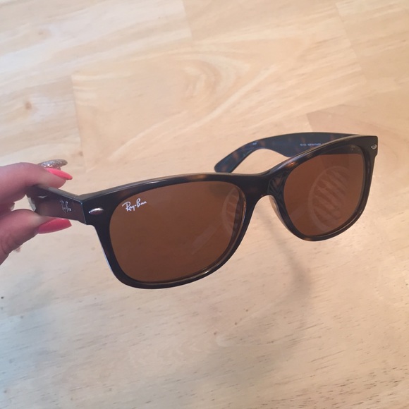 Ray Bans Wayfarer Sunglasses - Picture 3 of 4