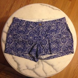 Adorable blue patterned shorts!