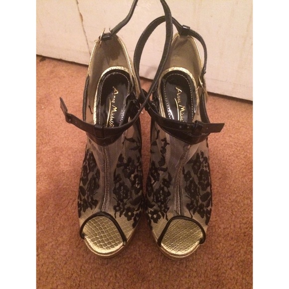 Sexy black & gold heels - Picture 3 of 4