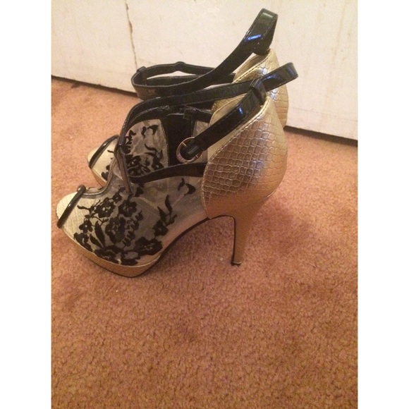 Sexy black & gold heels - Picture 4 of 4