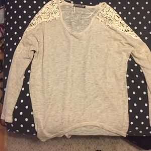 Small Knot sweater with shoulder design