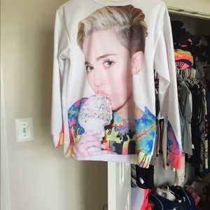 Miley Cyrus crew neck