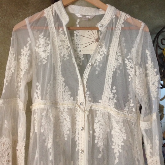 Final sale 💋Beautiful Embroidered  Lace Tunic💋 - Picture 3 of 4