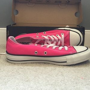 Brand new hot pink converse (Womens 7, Mens 5)