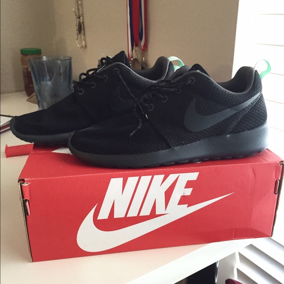 Women Size 6 Nike Roshes - NEVER BEEN WORN