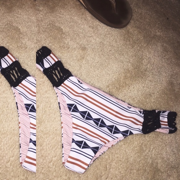 acacia size small bottoms