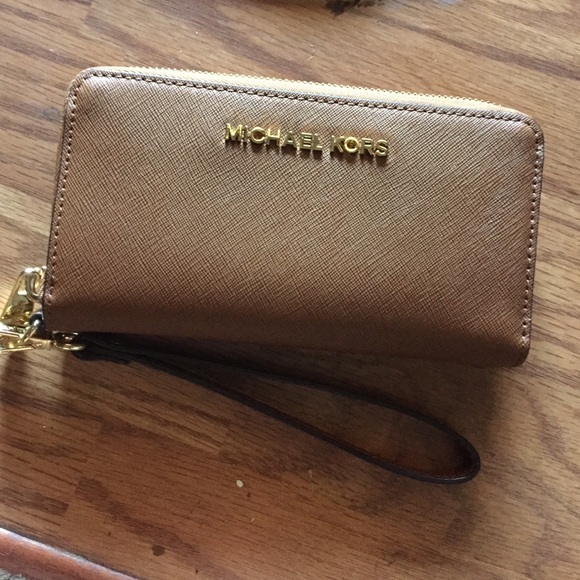 Michael Kors wristlet - Picture 1 of 4