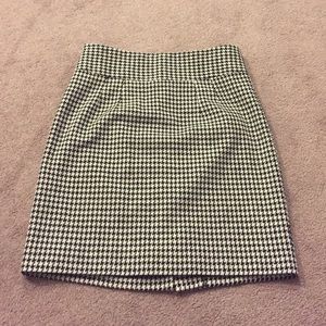 Banana Republic b&w dogs tooth skirt