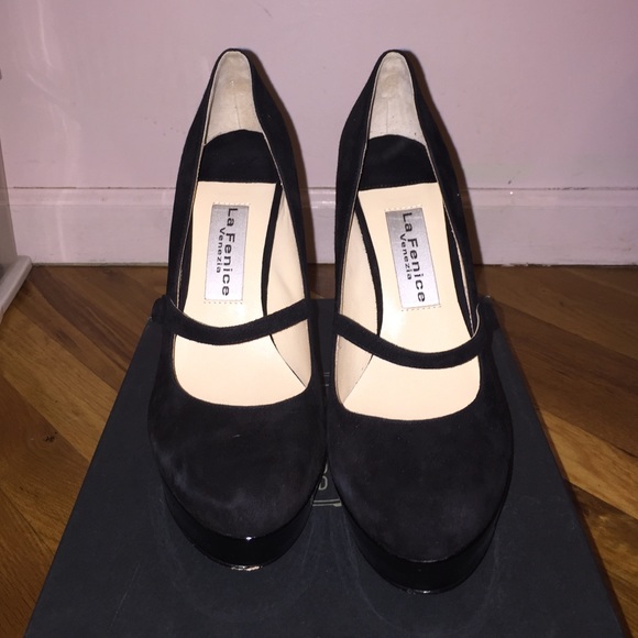 Black pumps