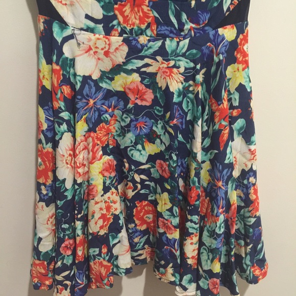 Cute floral dress perfect for summer! - Picture 2 of 2