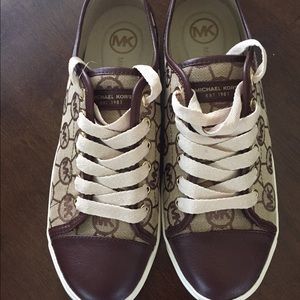 Mk Tennis shoes