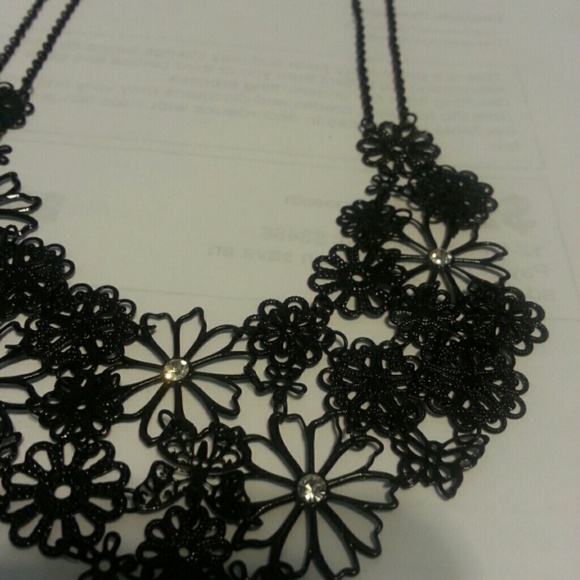 Black necklace - Picture 3 of 3