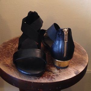 Black sandal w/gold wedge