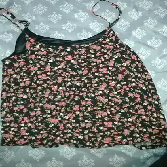 Super cute floral flowy top
