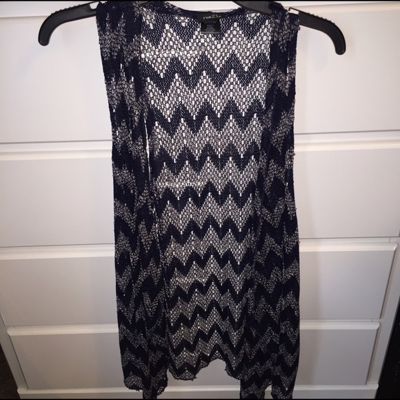 Chevron sleeveless cardigan