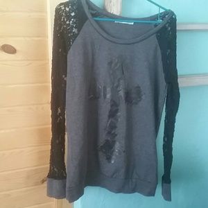 Sweatshirt with lace sleeves