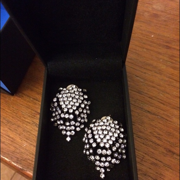 Gorgeous Kenneth Jay Lane crystal earrings!!