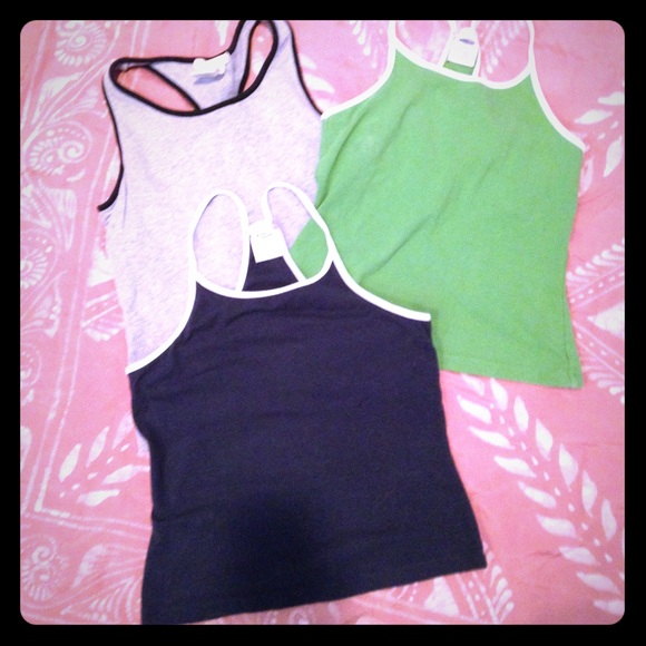 3 Small Workout Tanks w shelf bras in Small⭐️OBO⭐️