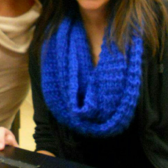 Cobalt blue knit circle scarf - Picture 2 of 4