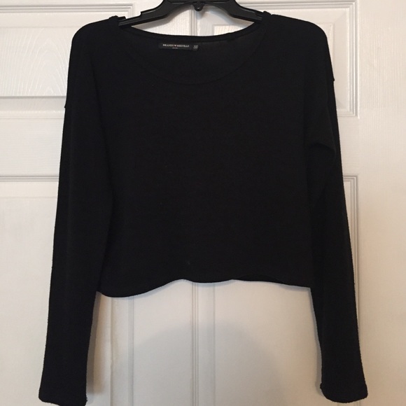 Black long sleeve knit crop top
