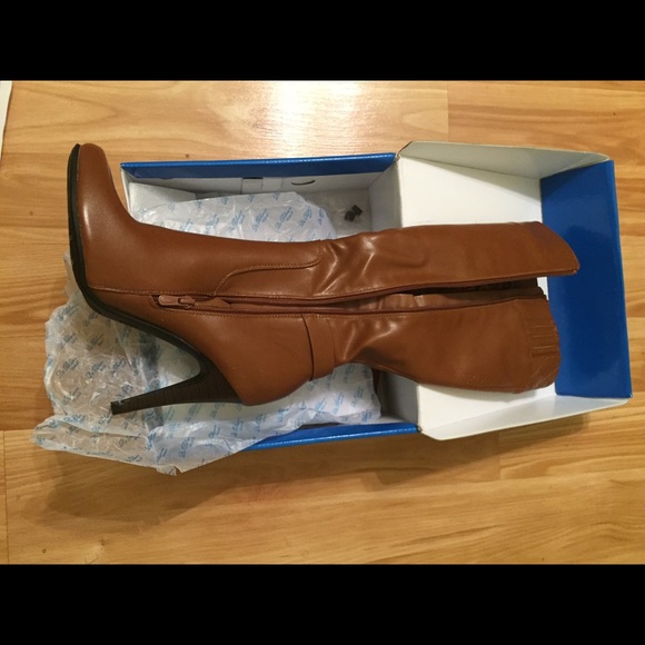 De Blossom Size 8 Tan Boots New with Box