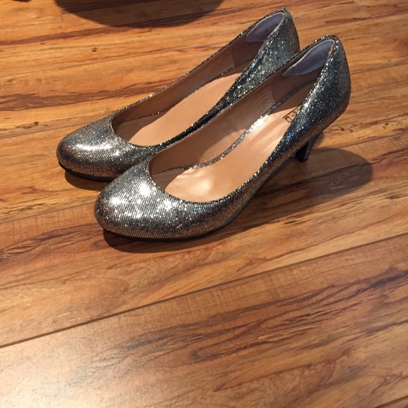 Sparkly all around closed toed heels