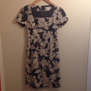 Beautiful fitted Banana Republic dress 00P