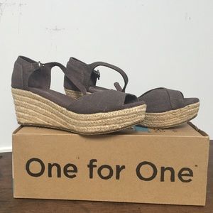 Toms size 6 espadrille wedges