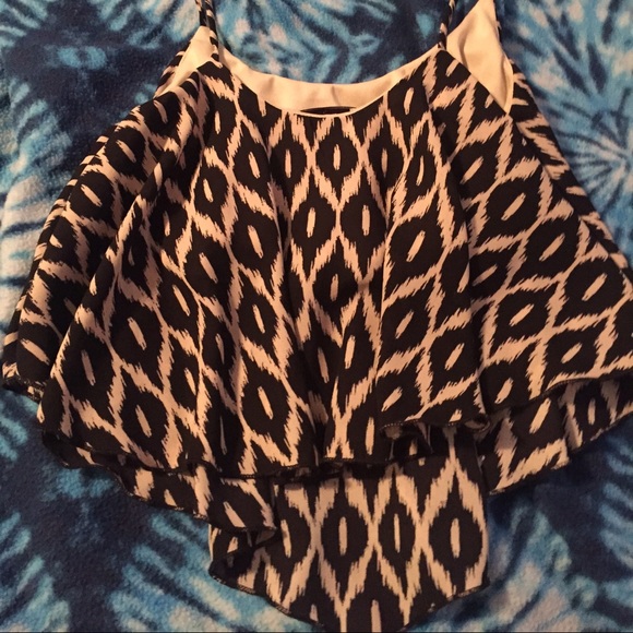 Small Cute patterned crop top! - Picture 2 of 4