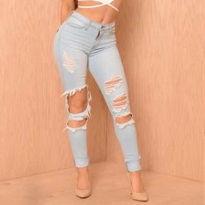 SOLD‼️‼️ Light wash ripped jeans