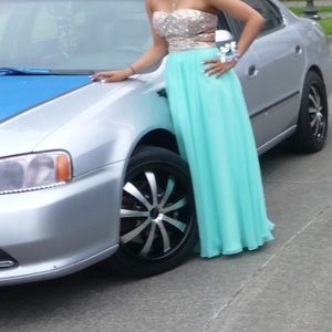 Gorgeous prom dress!!