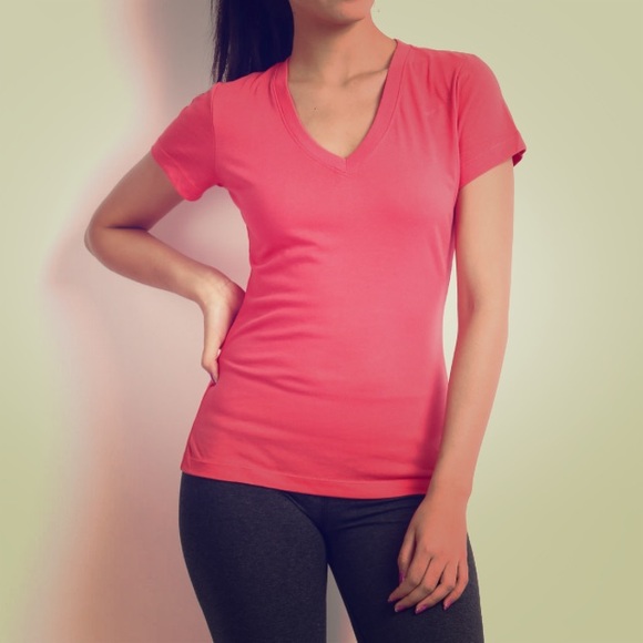 New Nike coral top .. Fits amazing 💕