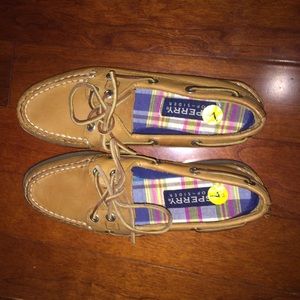 Size 7 sperrys