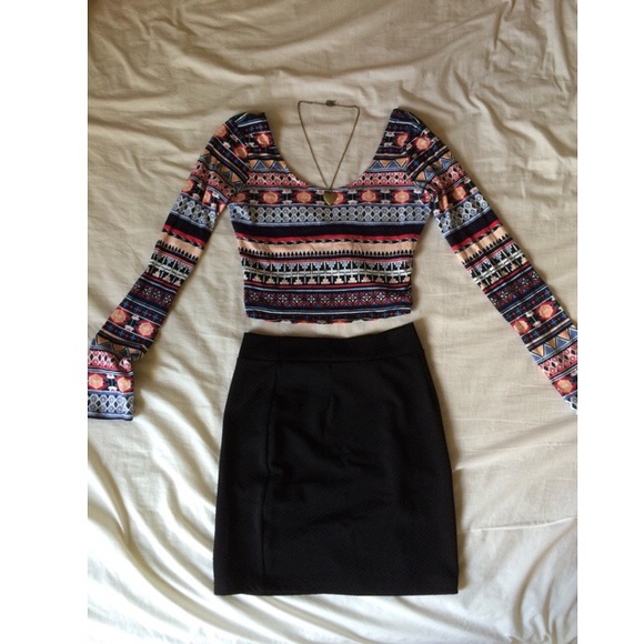 Long sleeve criss cross back tribal print crop top