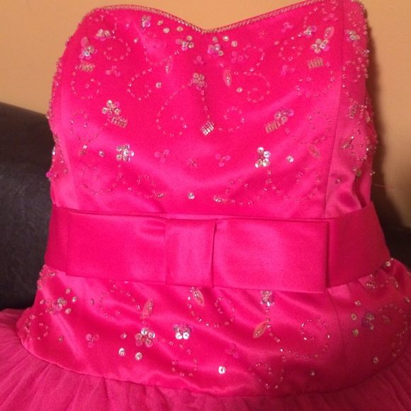 BEAUTIFUL PRINCESS GOWN ONLY WORN ONCE! - Picture 2 of 2