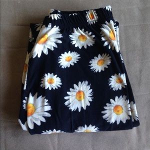 Soft daisy print leggings.
