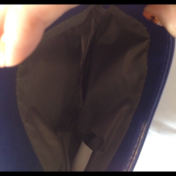 Perforated fold over cross body - Picture 4 of 4