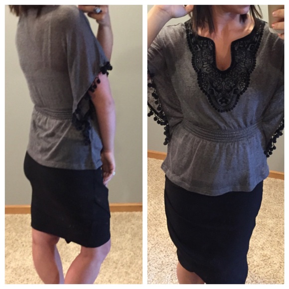 🎉HP •Pom Pom Sleeve Top• - Picture 2 of 2