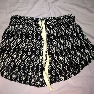 Black/White Tribal Print Short