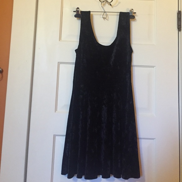 Velvet and it's from forever 21 here kitties...