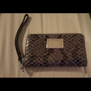 ❤️❤️ SOLD ❤️❤️ Michael Kors Wristlet