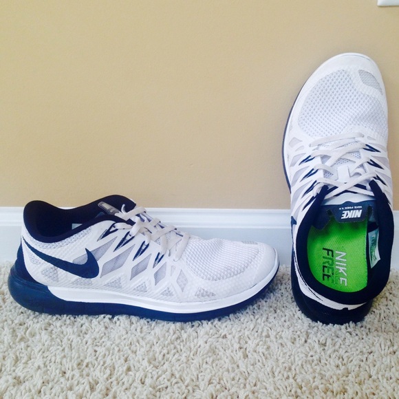 BLACK AND WHITE NIKE FREE RUNS 5.0 - Picture 1 of 3