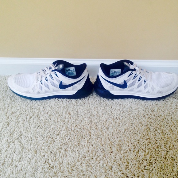 BLACK AND WHITE NIKE FREE RUNS 5.0 - Picture 2 of 3