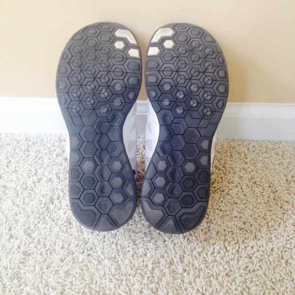 BLACK AND WHITE NIKE FREE RUNS 5.0 - Picture 3 of 3