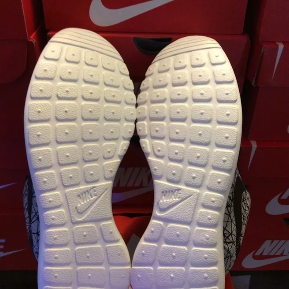 Nike shoes roshe I have all sizes 6-10 - Picture 3 of 3